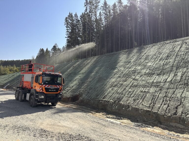 Böschungsbegrünung Nassansaat im Anspritzverfahren
