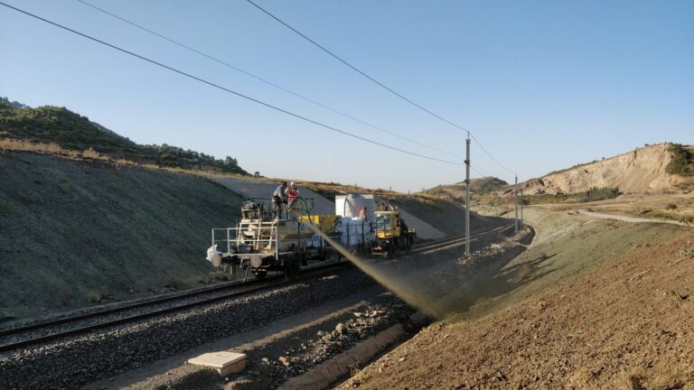 Böschungsbegrünung im Infrastrukturbau – Böschungstypen, Belastungsklassen und Verfahrenswahl