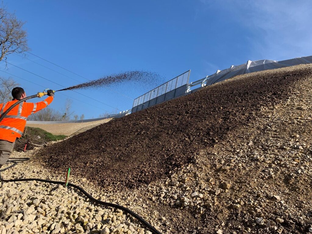 Oberbodenauftrag im Anspritzverfahren