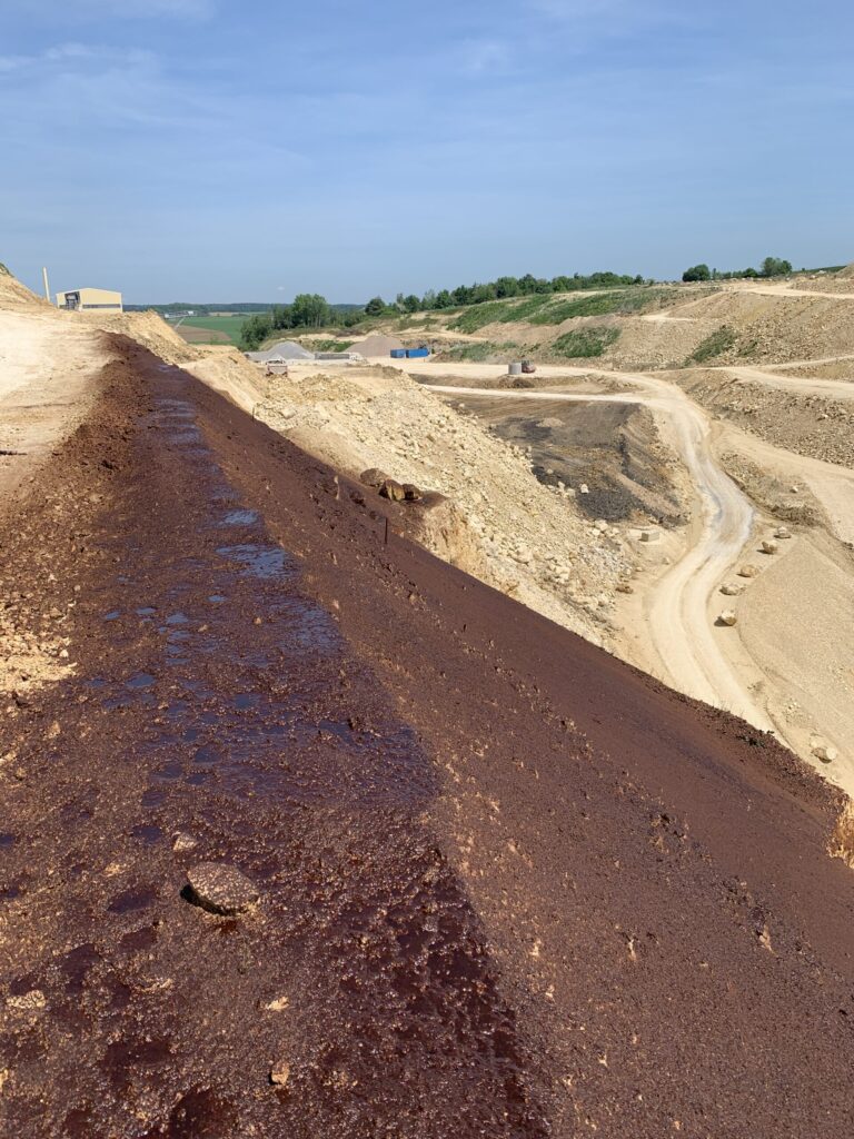 Oberbodenauftrag im Anspritzverfahren Steilhängen
